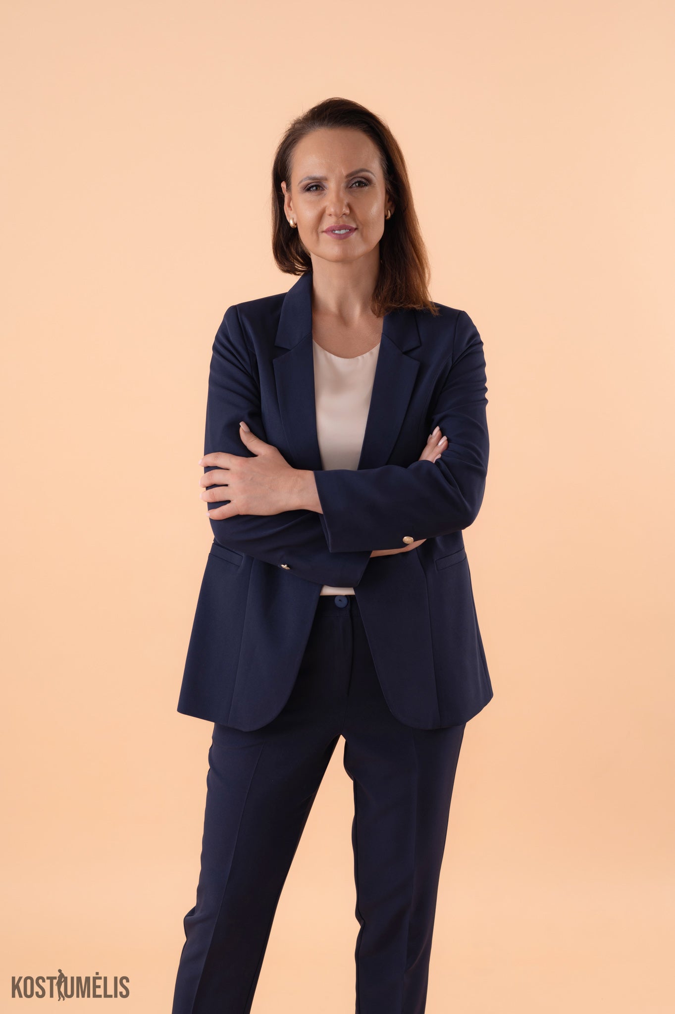 Tamsiai mėlynas moteriškas kostiumėlis Klasika, pagaminta Lietuvoje – Kostiumėlis.lt (1)