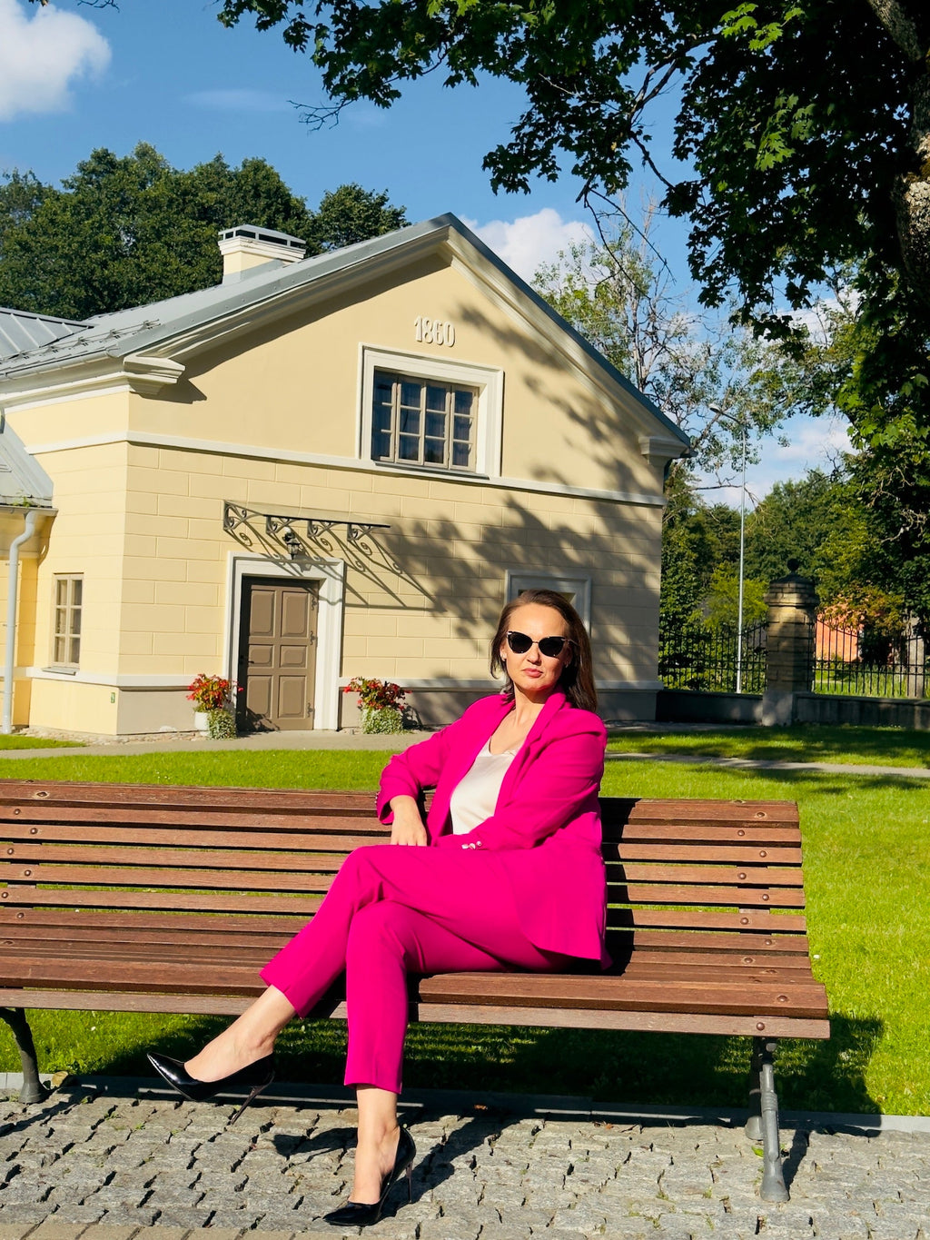 Fuksijos spalvos moteriškas kostiumėlis Klasika, pagaminta Lietuvoje – Kostiumėlis.lt (1)