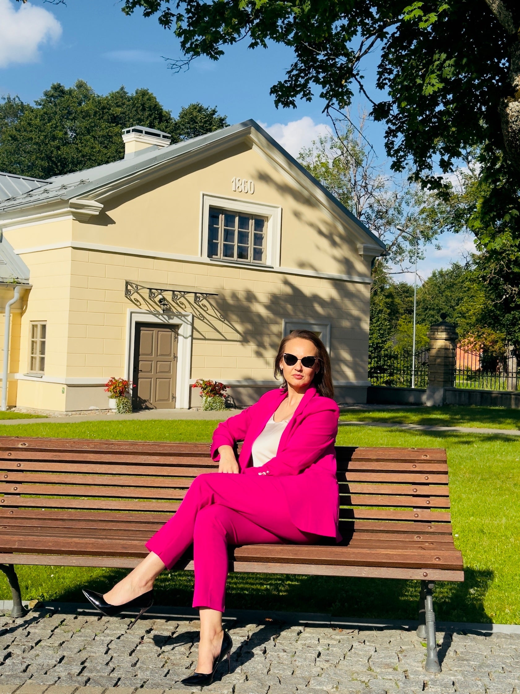 Fuksijos spalvos moteriškas kostiumėlis Klasika, pagaminta Lietuvoje – Kostiumėlis.lt (1)