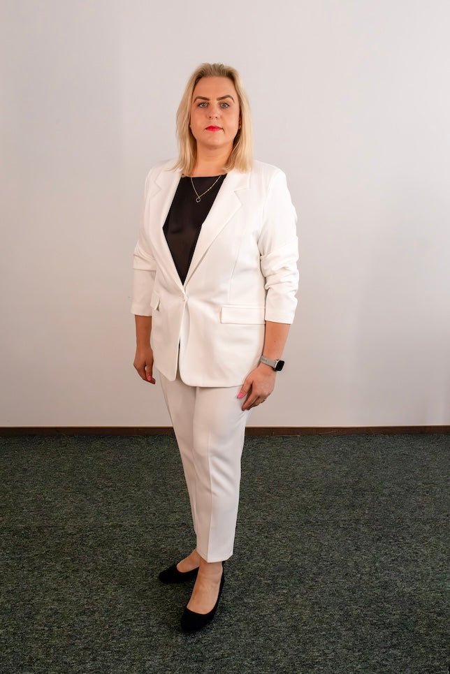 Moteriškas baltas kostiumėlis išskirtinumas, pagaminta Lietuvoje – Kostiumėlis.lt (1)