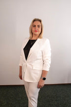 Moteriškas baltas kostiumėlis išskirtinumas, pagaminta Lietuvoje – Kostiumėlis.lt (2)