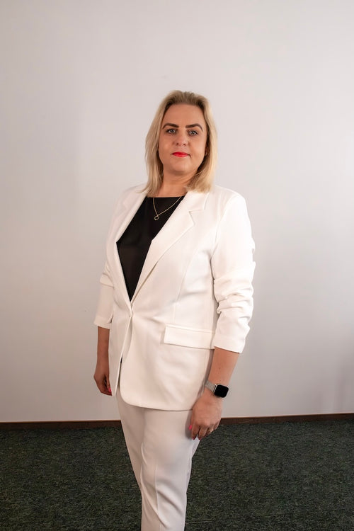 Moteriškas baltas kostiumėlis išskirtinumas, pagaminta Lietuvoje – Kostiumėlis.lt (2)