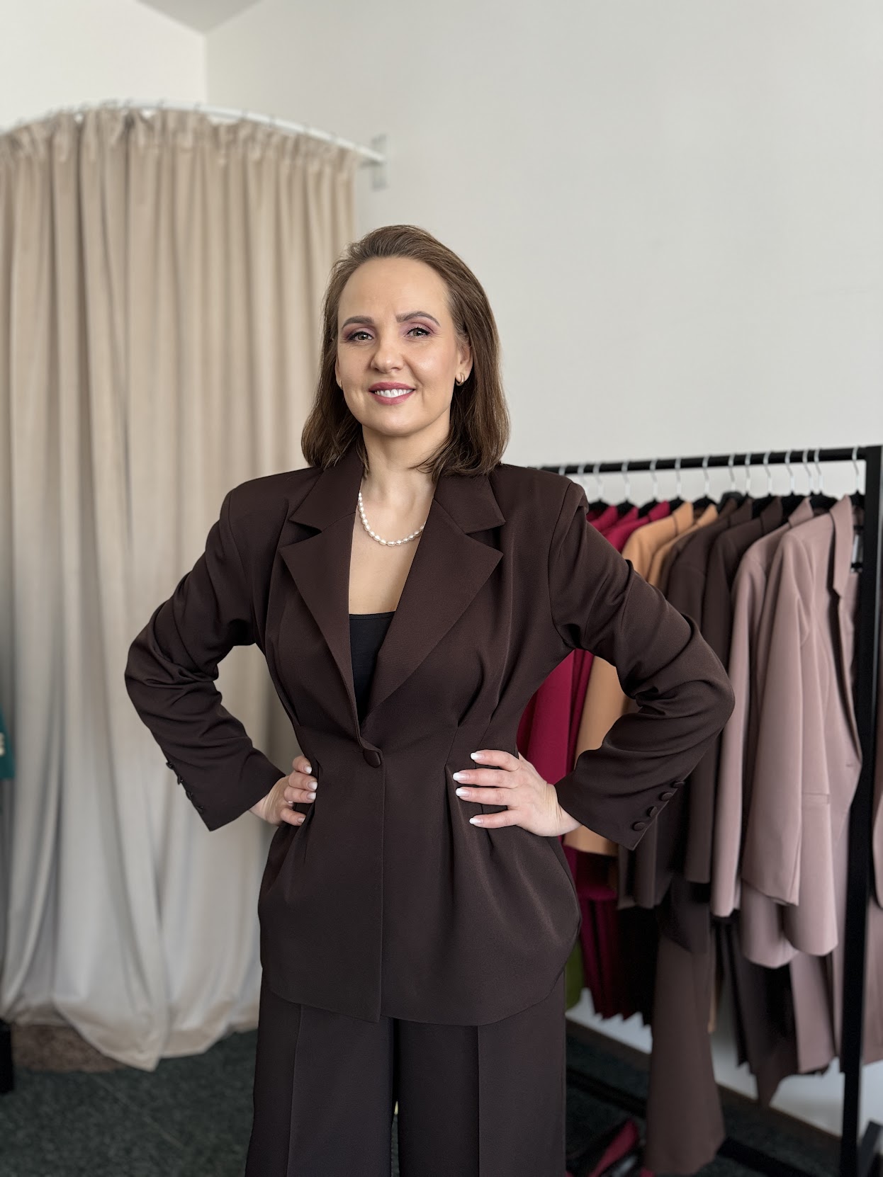 Rudas kostiumėlis Rafinuotumas