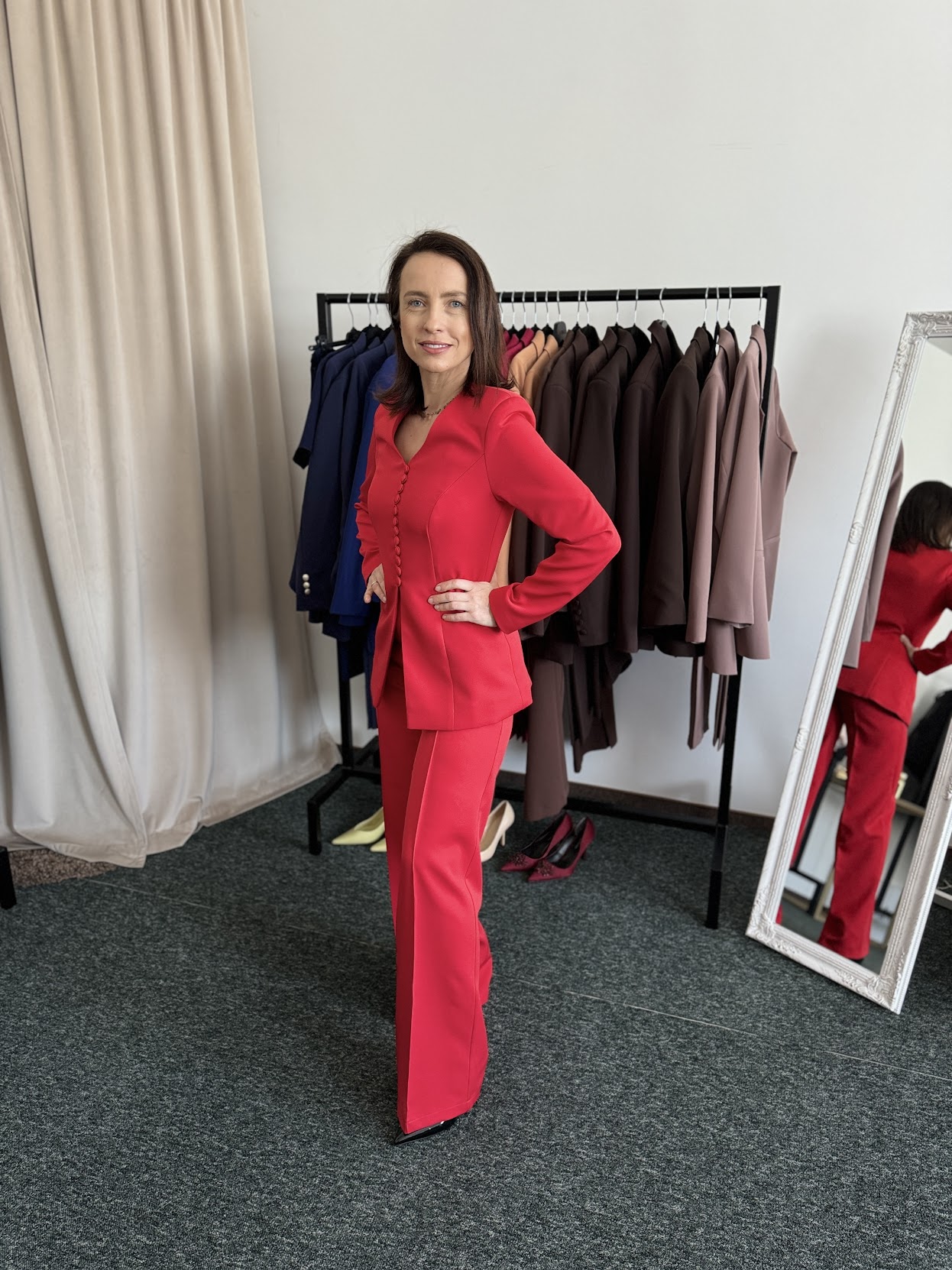 Raudonas kostiumėlis Subtilumas