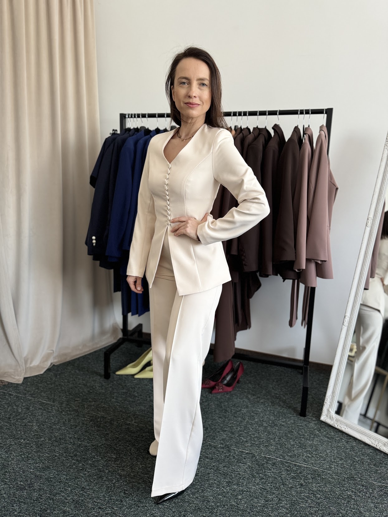 Kreminis kostiumėlis Subtilumas