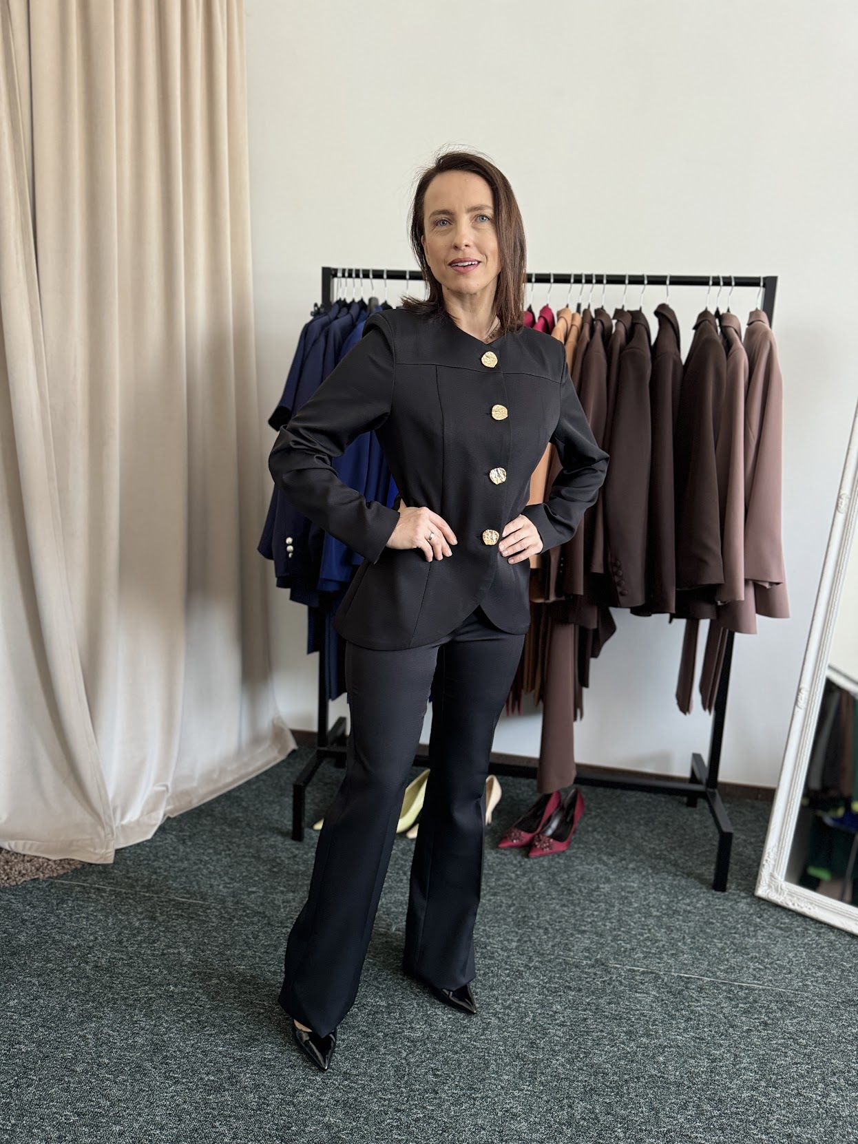 Aukštaūgėms juodas kostiumėlis Puošnumas