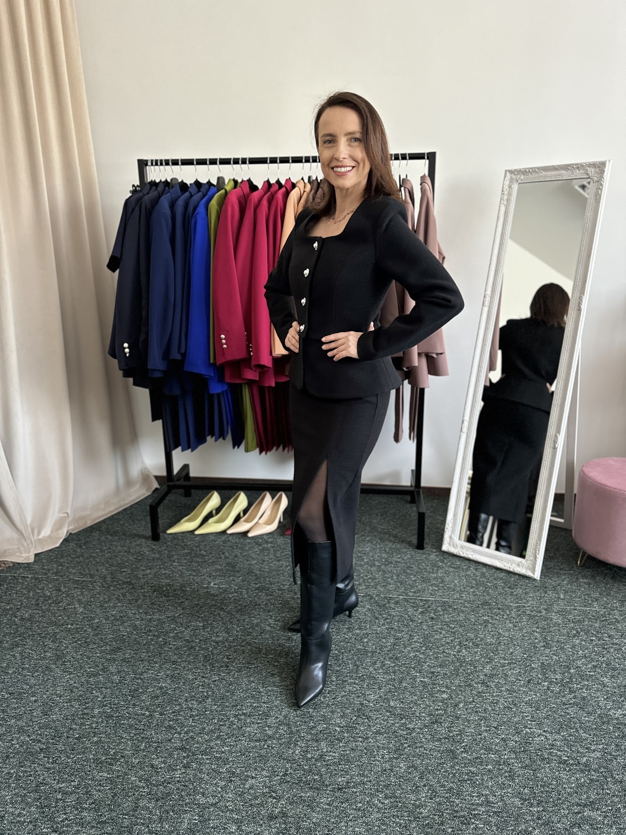 Juodas kostiumėlis su sijonu Solidumas