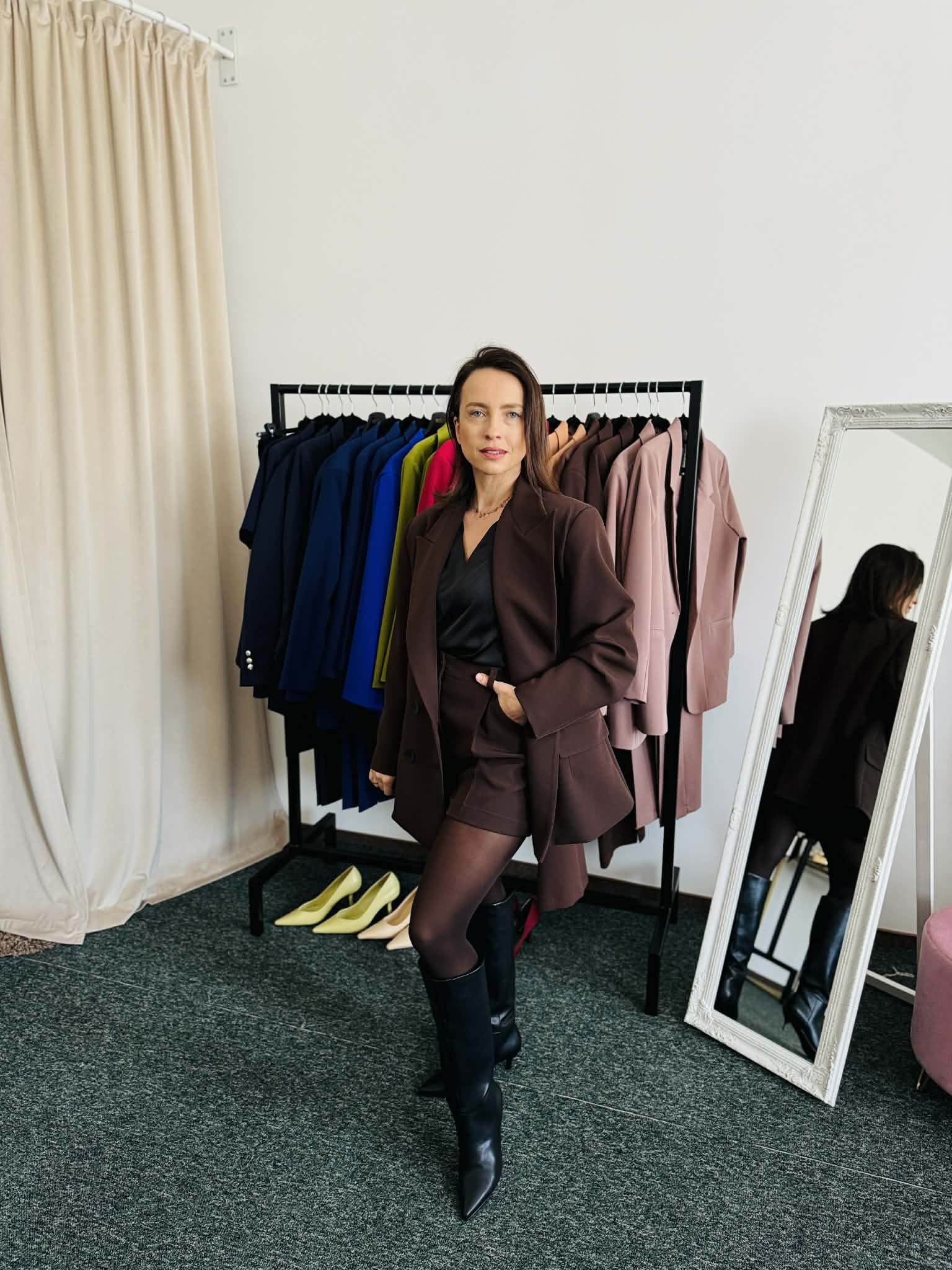 Rudas kostiumėlis su šortais