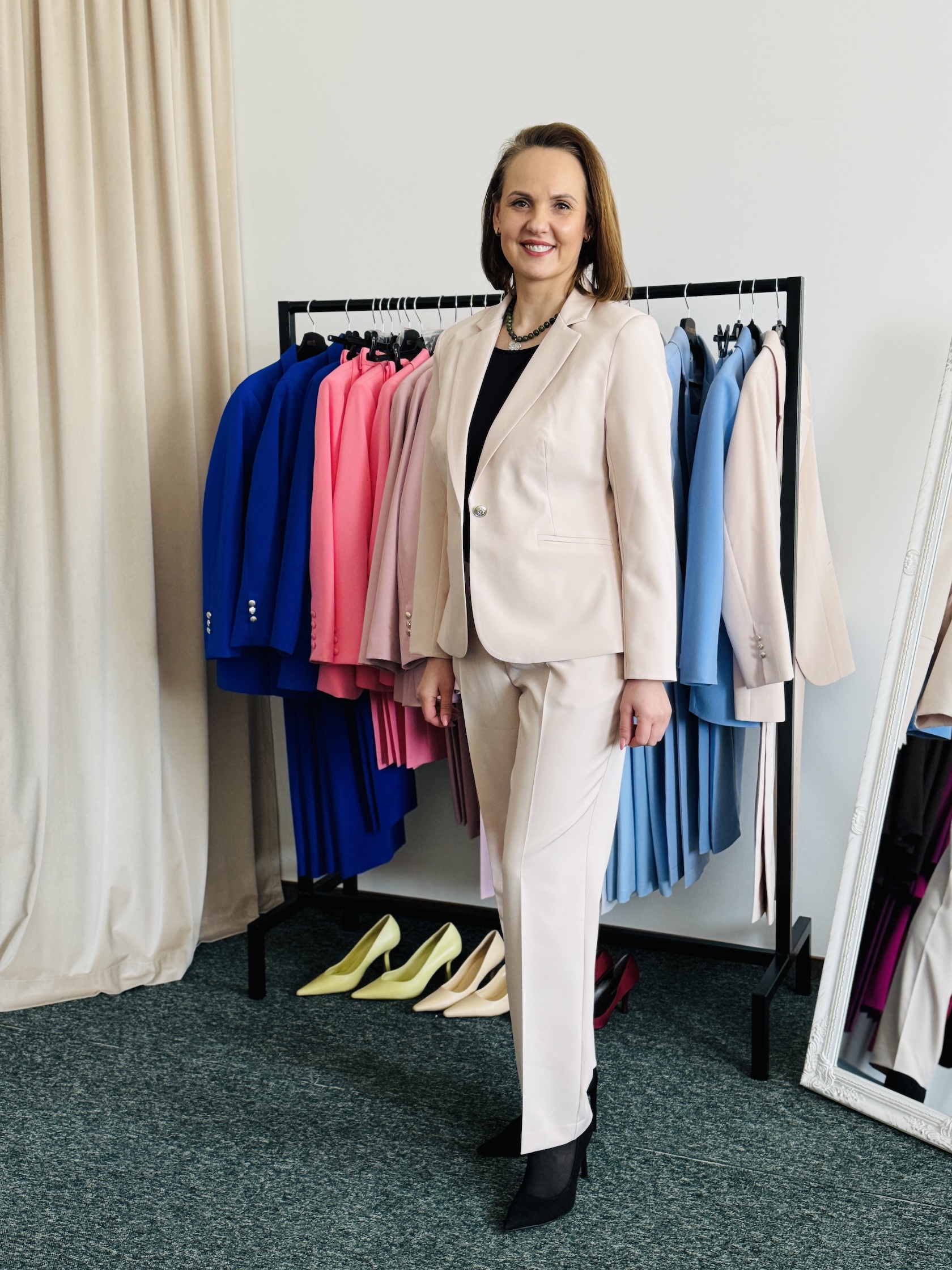 Kreminis kostiumėlis Elegancija