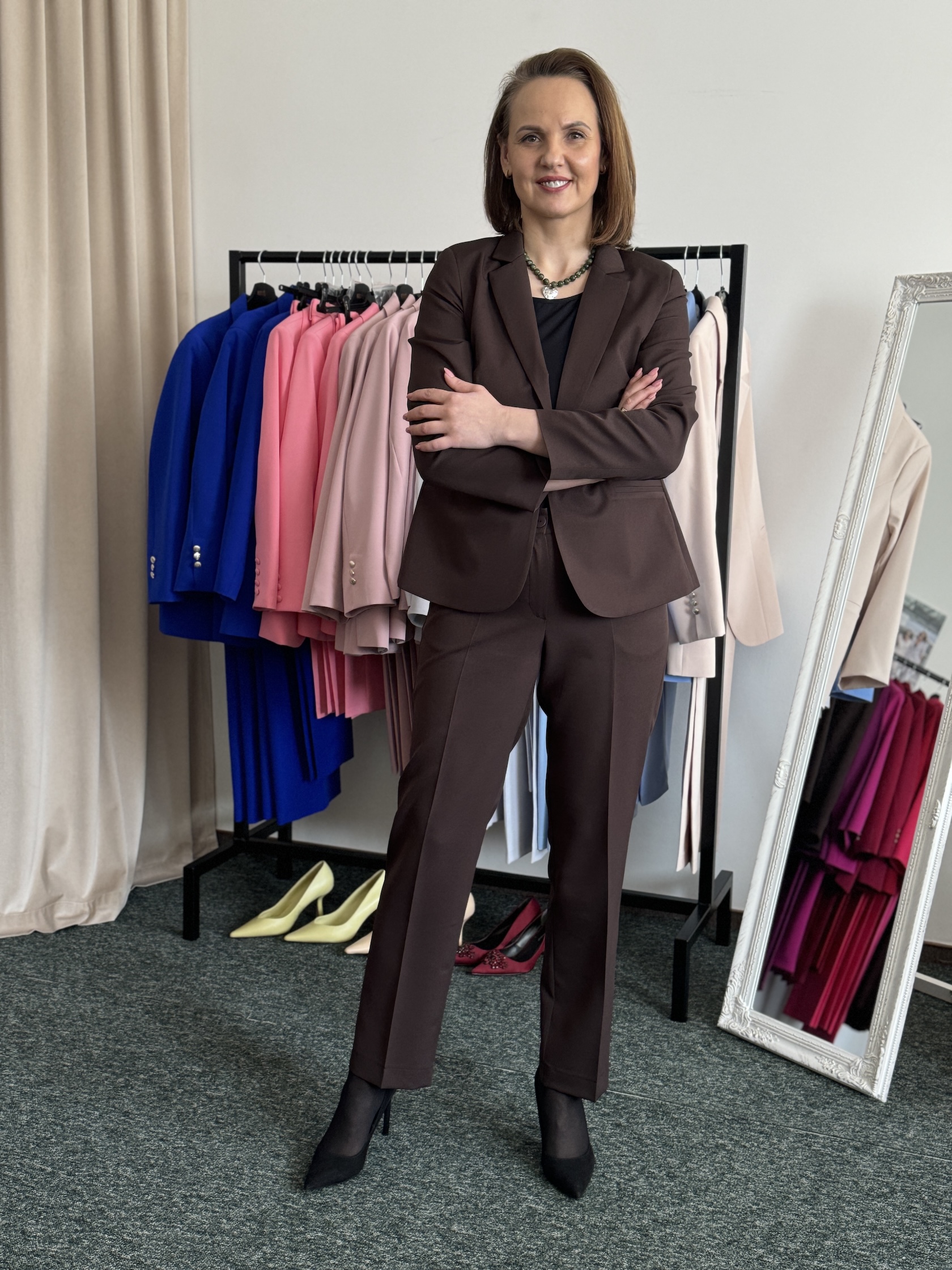 Rudas kostiumėlis Elegancija